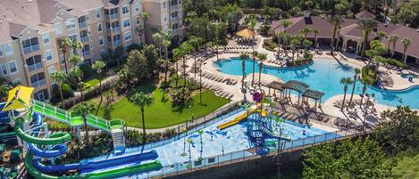 Et resort med flere swimmingpools, en vandpark og en stor bygning med altaner.