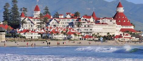 Beach nearby, sun-loungers, beach towels