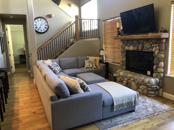 Smart TV, fireplace, DVD player - High-end Condo In the Heart Of Sun Valley - Walk To Skiing , Town, Biking + Golf (Ketchum)