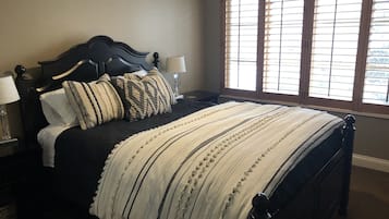 3 quartos, escrivaninha, ferros/tábuas de passar roupa