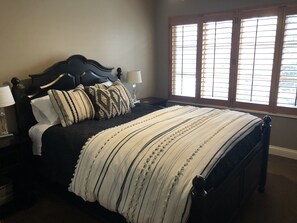 3 bedrooms, desk, iron/ironing board, free WiFi - High-end Condo In the Heart Of Sun Valley - Walk To Skiing , Town, Biking + Golf (Ketchum)