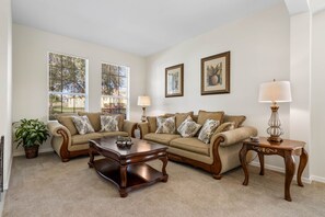 Een smart-tv, een dvd-speler, tafelvoetbal en speelgoed