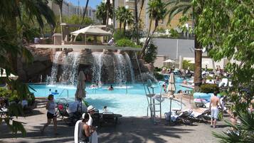 Una piscina al aire libre, una piscina climatizada