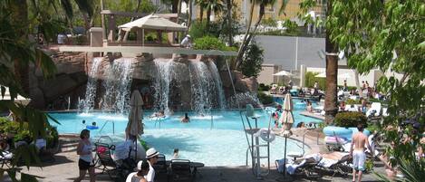 Utomhuspool och uppvärmd pool