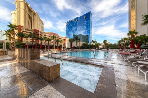 MGM Signature Penthouse Jr. StripView, Balcony, Pool NO Resort fee, FREE Parking