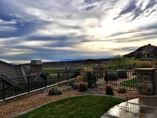 Moderni ylellisyys - askeleet uima-altaaseen ja golfiin - täydellinen ZION-, HIKING-, veneily-, aurinko- ja hauskanpitoon