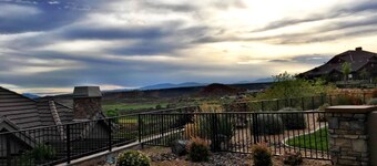 Modern Luxury -Steps to POOL & GOLF- perfect for ZION,HIKING, BOATING, Sun & FUN
