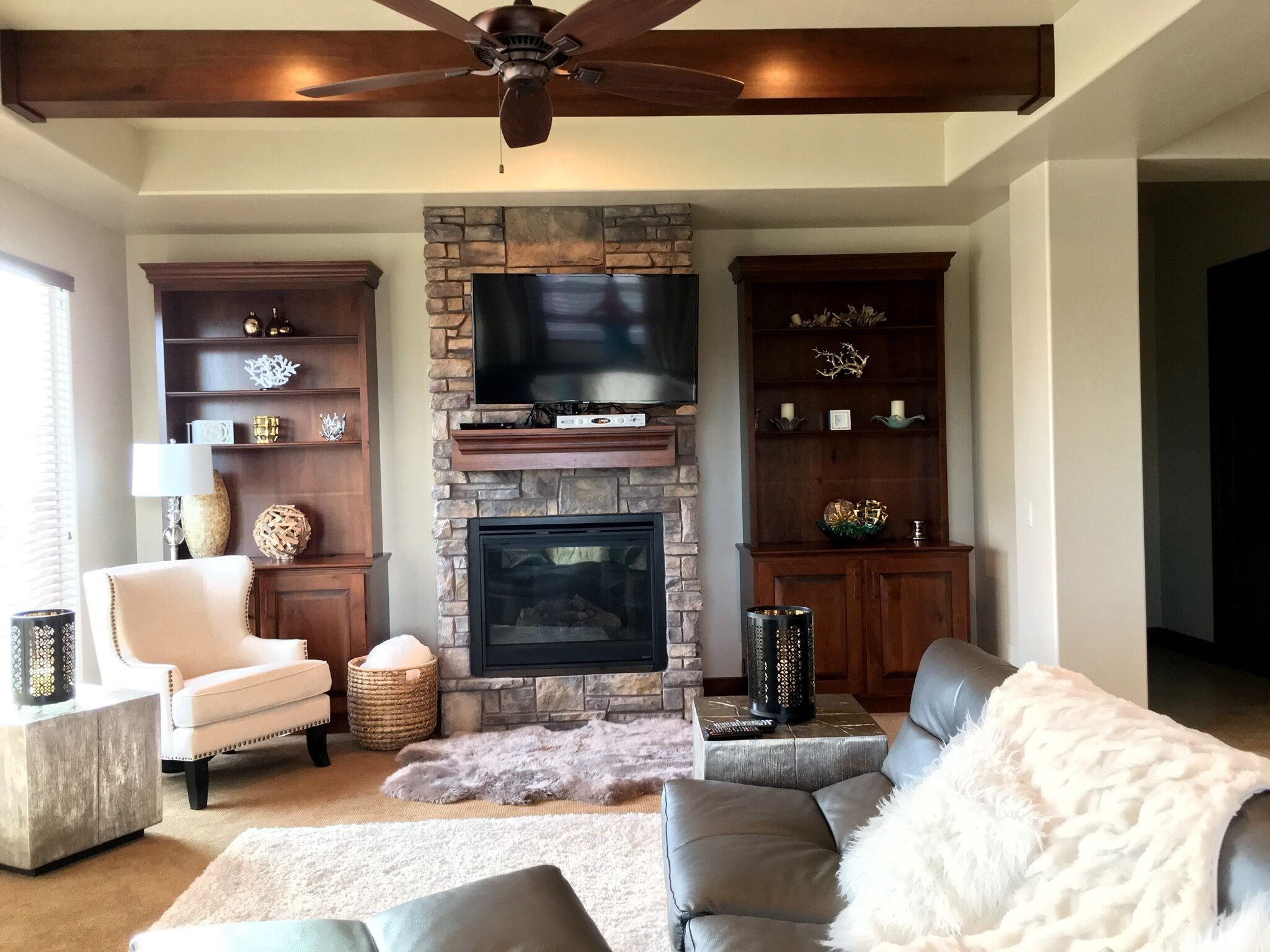 Smart TV, chimenea, reproductor de DVD y tenis de mesa 