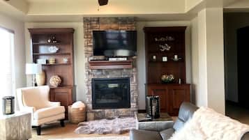 Smart TV, chimenea, reproductor de DVD y tenis de mesa