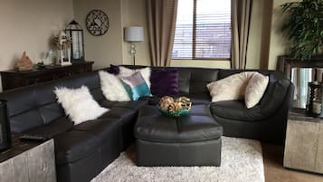 Smart TV, chimenea, reproductor de DVD y tenis de mesa