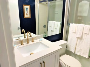 Ensemble douche/baignoire, sèche-cheveux, serviettes fournies, savon