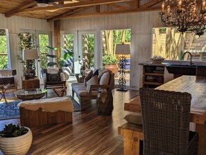 Smart TV, books - Holiday OVER THE PARK--KAYAK-SUP/Bike/Hike/POOL-LAKE-RIVER-GARDENS-FOOD-Exotic! (Austin)