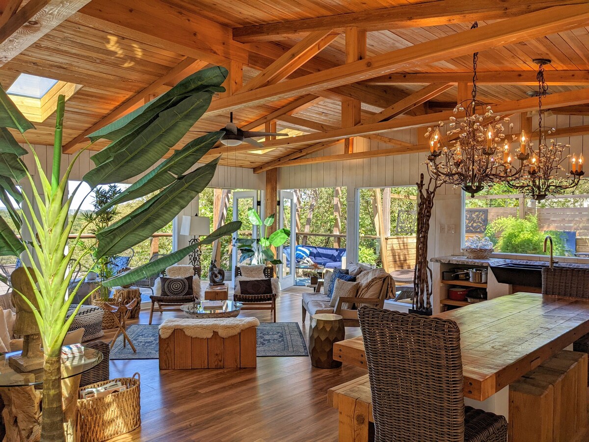 Glass Treehouse WINTER EXOTIC--KAYAK-SUP/Bike/Hike/POOL-LAKE-RIVER-GARDENS-FOOD