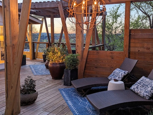 Glass Treehouse W/ Views-EPIC POOL-Kayak-SUP-HIKES-Restaurants ,Airy Exotic vibe