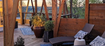 Glass Treehouse W/ Views-EPIC POOL-Kayak-SUP-HIKES-Restaurants ,Airy Exotic vibe