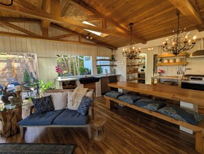 Interior - Holiday OVER THE PARK--KAYAK-SUP/Bike/Hike/POOL-LAKE-RIVER-GARDENS-FOOD-Exotic! (Austin)