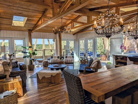 Interior. Glass Treehouse-Zen & Exotic KAYAK/Swim/LAKE/SUP/Bike/Hike/-RIVER-GARDENS-FOOD!