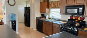 ORLANDO BUDGET FRIENDLY HOUSE/ PRIVATE POOL/SLEEPS UP TO 12/ CLOSE TO EVERYTHING