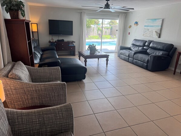 Smart TV, video games, Netflix, books - ORLANDO BUDGET FRIENDLY HOUSE/ PRIVATE POOL/SLEEPS UP TO 12/ CLOSE TO EVERYTHING (Orlando)