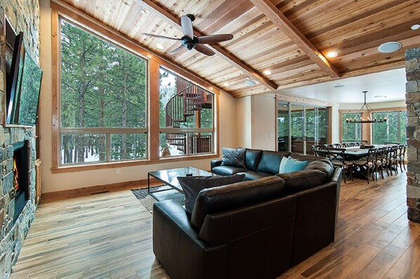 Televisio, takka, DVD-soitin, pöytätennispöytä