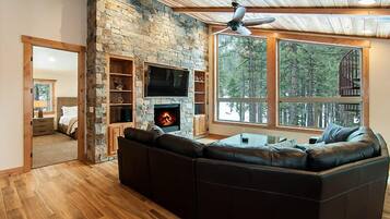 Televisión, chimenea, reproductor de DVD y tenis de mesa