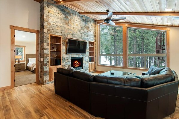 تلفزيون، مدفأة، مشغل دي في دي، تنس طاولة