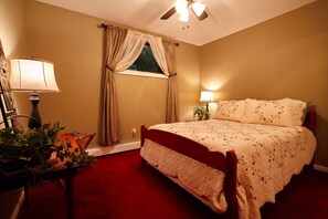 4 bedrooms, desk, iron/ironing board, travel cot - Private Mohican Riverfront - Popular Location/Loved by Guests (Loudonville)