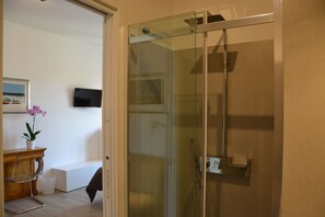 Dusche, Haartrockner, Bidet, Handtücher