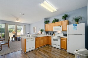 Frigorifero, microonde, forno, piano cottura