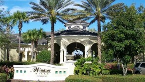 Un immeuble sur lequel on peut lire l’inscription : « Windsor Hills Condominium ».