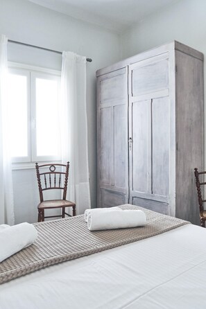 3 chambres, coffres-forts dans les chambres, bureau