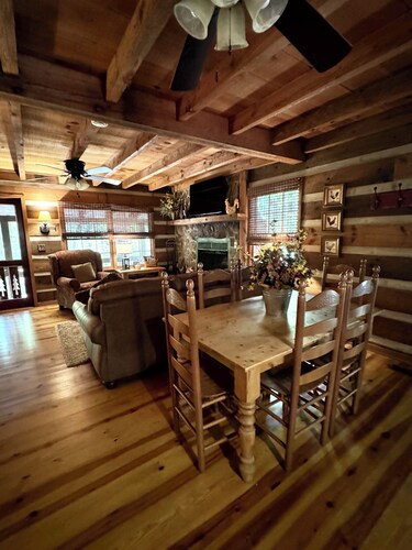 Kaunis todellinen hirsimökki .... Ei teidän keskimääräinen mökki! Hot Tub. Wifi. fire Pit