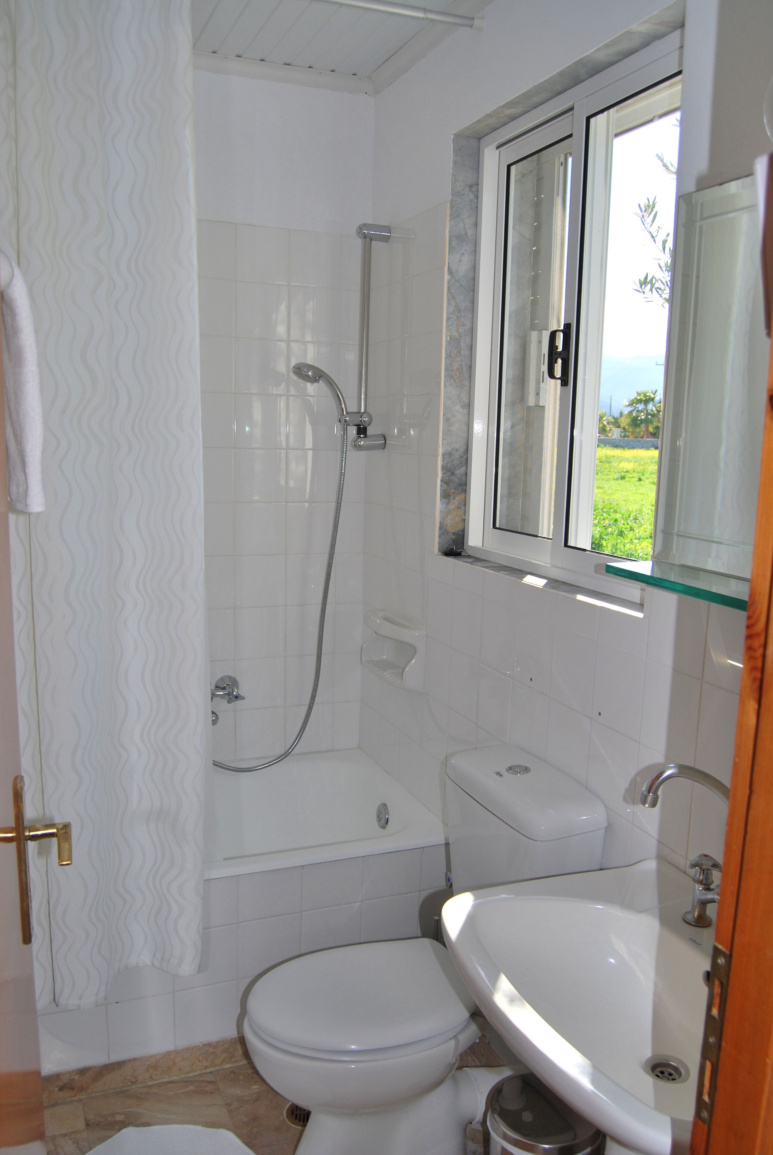 Douche, séchoir à cheveux, serviettes fournies