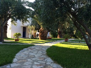 Property grounds - Houdis House - A cheerful family house in the Peloponnese (Paralio Astros)