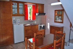Fridge, oven, stovetop, coffee/tea maker - Houdis House - A cheerful family house in the Peloponnese (Paralio Astros)
