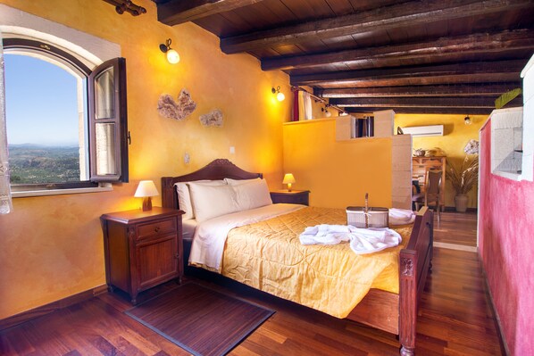 Un dormitorio con una cama de madera, una mesita de noche, una lámpara, una ventana con vistas y techo de madera.