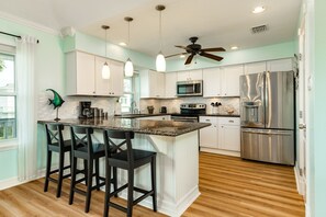 Kjøleskap, mikrobølgeovn, ovn og kokeplater