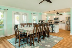 Dining - 5★ Waterfront home! Free bikes & kayaks! Pickleball! Fire pit! Great fishing!  (Galveston)