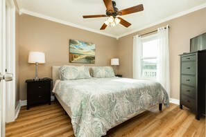 3 bedrooms, iron/ironing board, travel cot, free WiFi - 5★ Waterfront home! Free bikes & kayaks! Pickleball! Fire pit! Great fishing!  (Galveston)