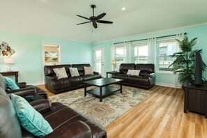 Smart TV, DVD player, toys, music library - 5★ Waterfront home! Free bikes & kayaks! Pickleball! Fire pit! Great fishing!  (Galveston)