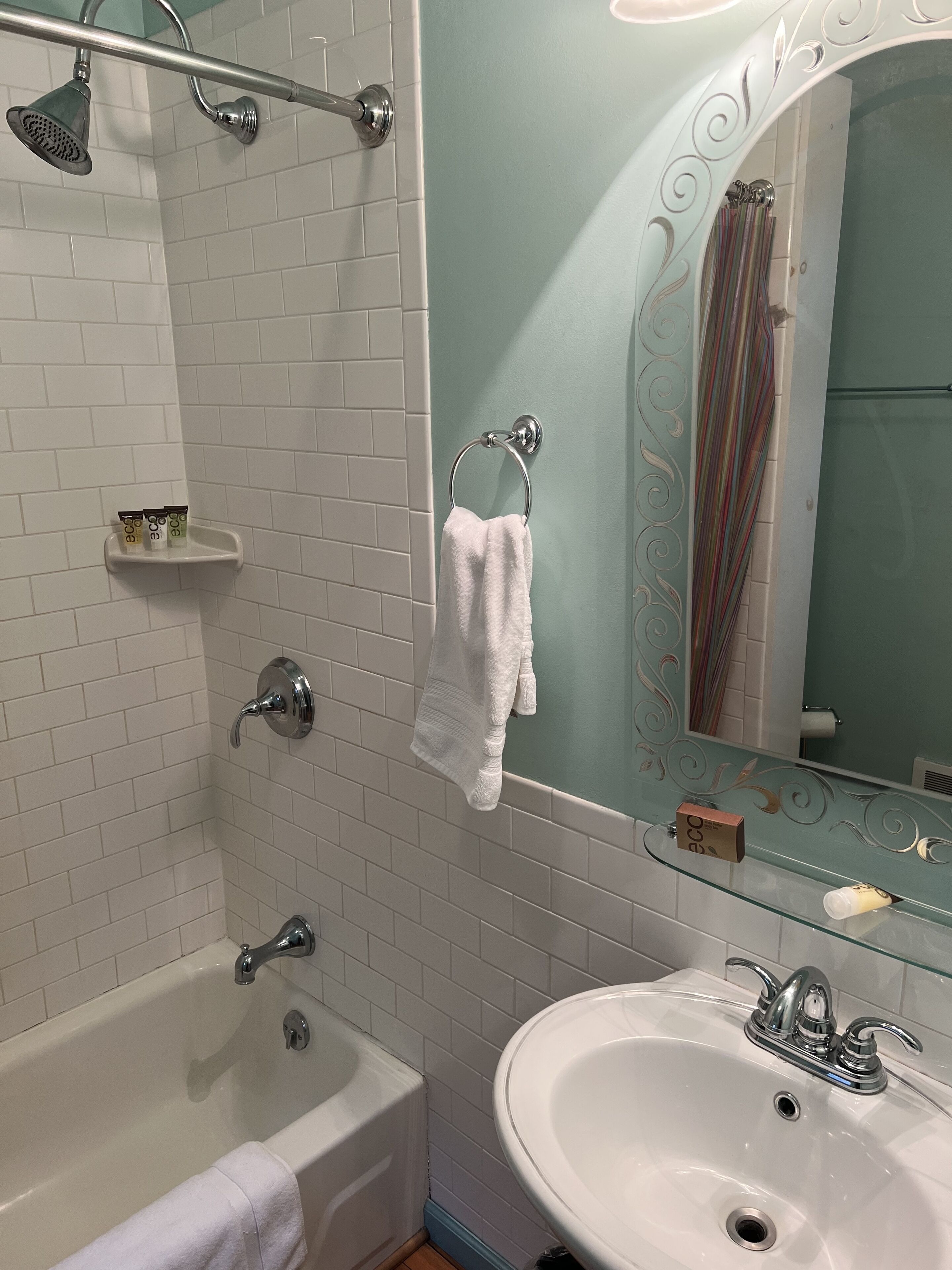 Chuveiro/banheira combinados, secador de cabelo, toalhas de banho 