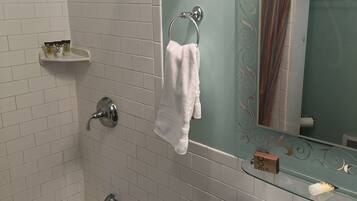 Chuveiro/banheira combinados, secador de cabelo, toalhas de banho