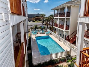 Una piscina al aire libre, una piscina climatizada