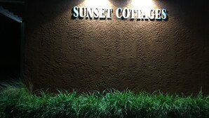 A wall with the text "SUNSET COTTAGES" illuminated in white letters. - 🏖️GROUND FLOOR UNIT 🏖SUNSET COTTAGES😎PETS WELCOME🐾
FREEBEACHSERVICE/WI-FI  (Fort Walton Beach)