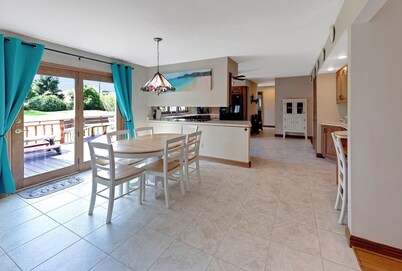 Superb British Colonial holiday home, greenhouse, outdoor deck, tropical garden