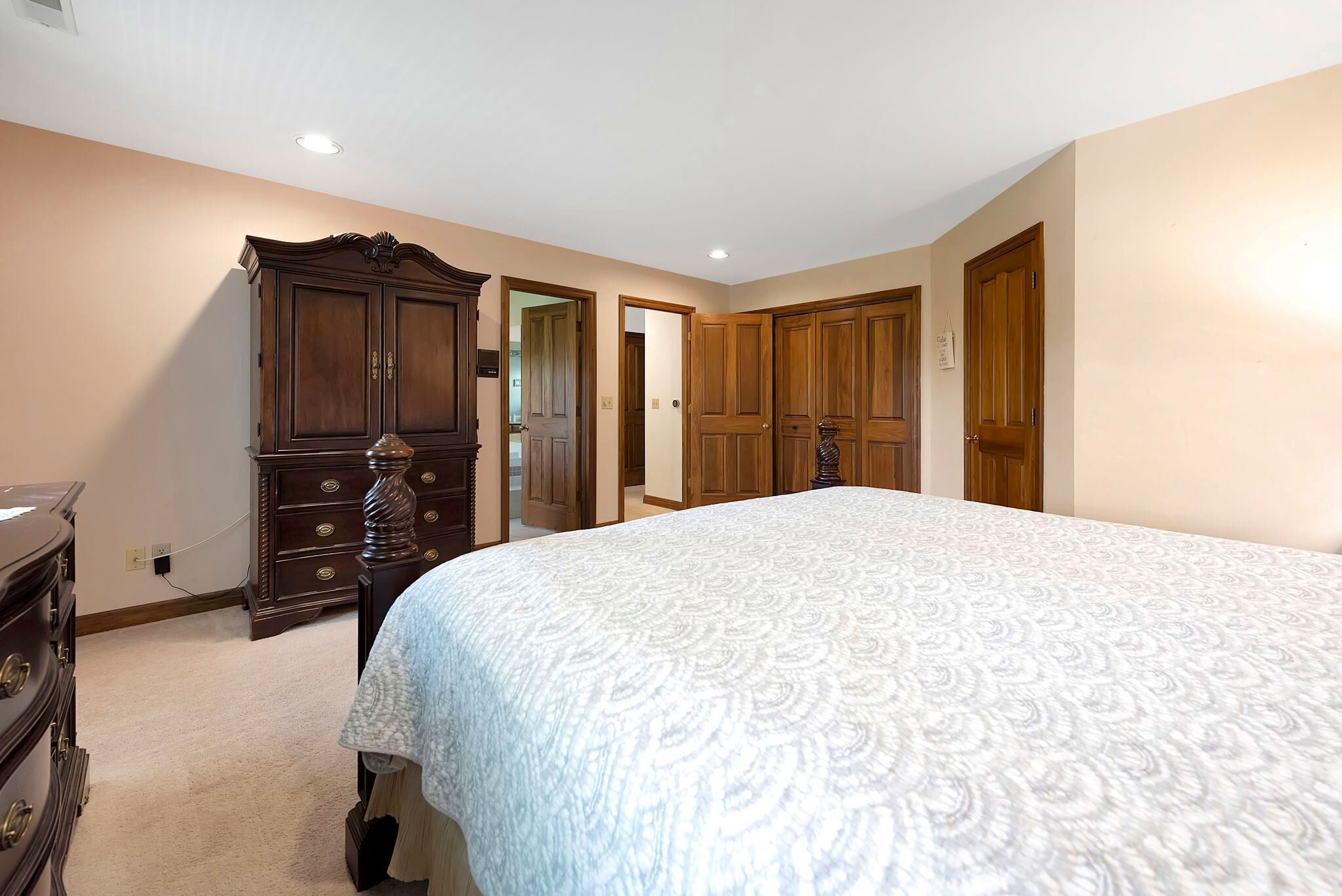 6 bedrooms, desk, iron/ironing board, travel crib