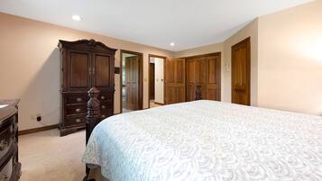 6 bedrooms, desk, iron/ironing board, travel crib