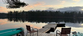 Hytta har utsikt Berry Pond