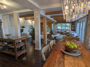 Dining - Parkside Penthouse-Epic POOL+Kayak+SUP+Lake+River+SWIM+HIKE+BIKE=City (Austin)