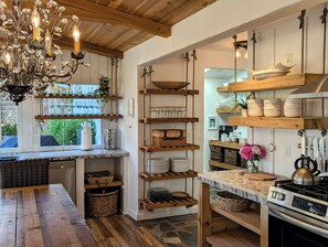 Een koelkast, een magnetron, een oven, een kookplaat